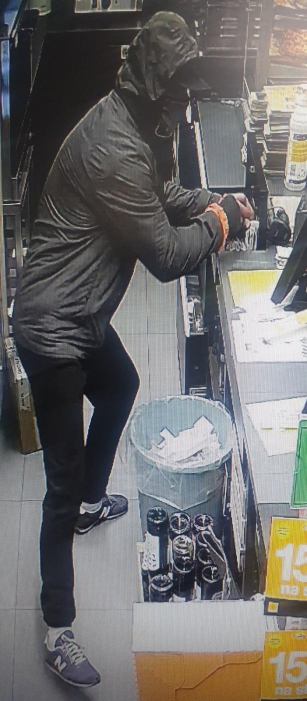 Katowiccy policjanci poszukują mężczyzny podejrzewanego o kradzież gotówki z kasy