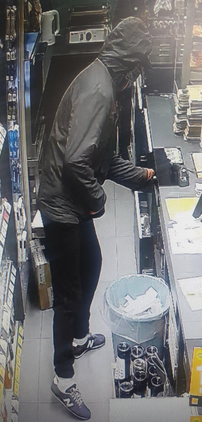 Katowiccy policjanci poszukują mężczyzny podejrzewanego o kradzież gotówki z kasy