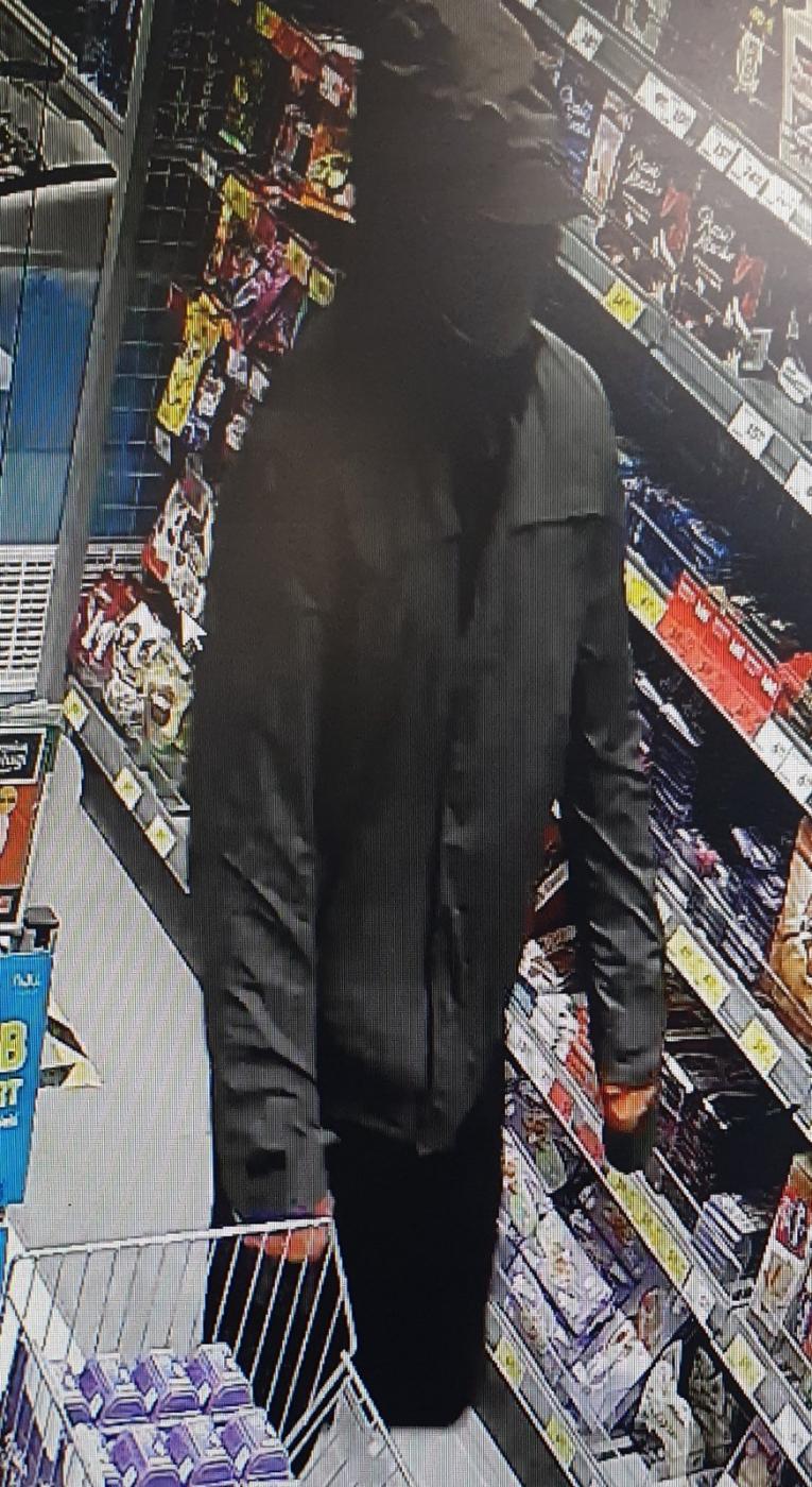 Katowiccy policjanci poszukują mężczyzny podejrzewanego o kradzież gotówki z kasy