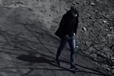 Publikujemy wizerunek podejrzanych o kradzież mienia. Rozpoznajesz ich? Zadzwoń na policję