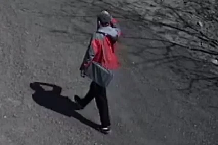 Publikujemy wizerunek podejrzanych o kradzież mienia. Rozpoznajesz ich? Zadzwoń na policję