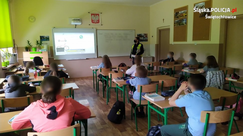 O zmianach w przepisach drogowych podczas prelekcji z świętochłowickimi mundurowymi