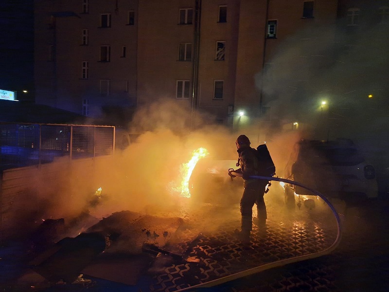 Pożar śmietnika w Chorzowie. Ogień rozprzestrzenił się na zaparkowane w pobliżu auta