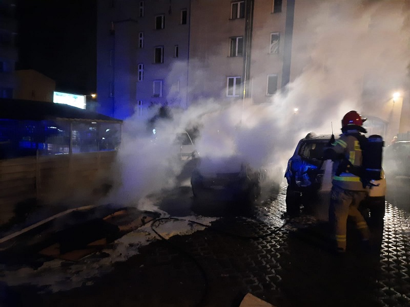Pożar śmietnika w Chorzowie. Ogień rozprzestrzenił się na zaparkowane w pobliżu auta