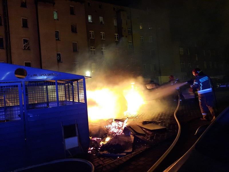 Pożar śmietnika w Chorzowie. Ogień rozprzestrzenił się na zaparkowane w pobliżu auta