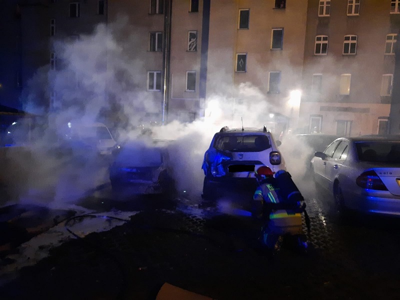 Pożar śmietnika w Chorzowie. Ogień rozprzestrzenił się na zaparkowane w pobliżu auta