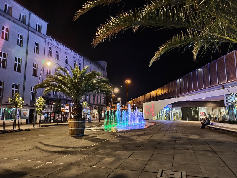 Ławki na chorzowskim Rynku mają 2 lata, ale już wyglądają źle. Doczekają się renowacji?