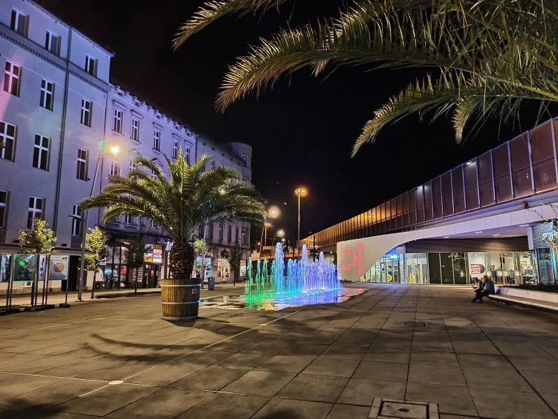 Ławki na chorzowskim Rynku mają 2 lata, ale już wyglądają źle. Doczekają się renowacji?