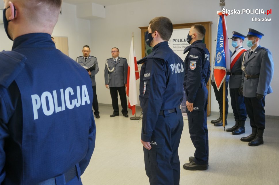 Ślubowanie nowych policjantów w chorzowskiej komendzie