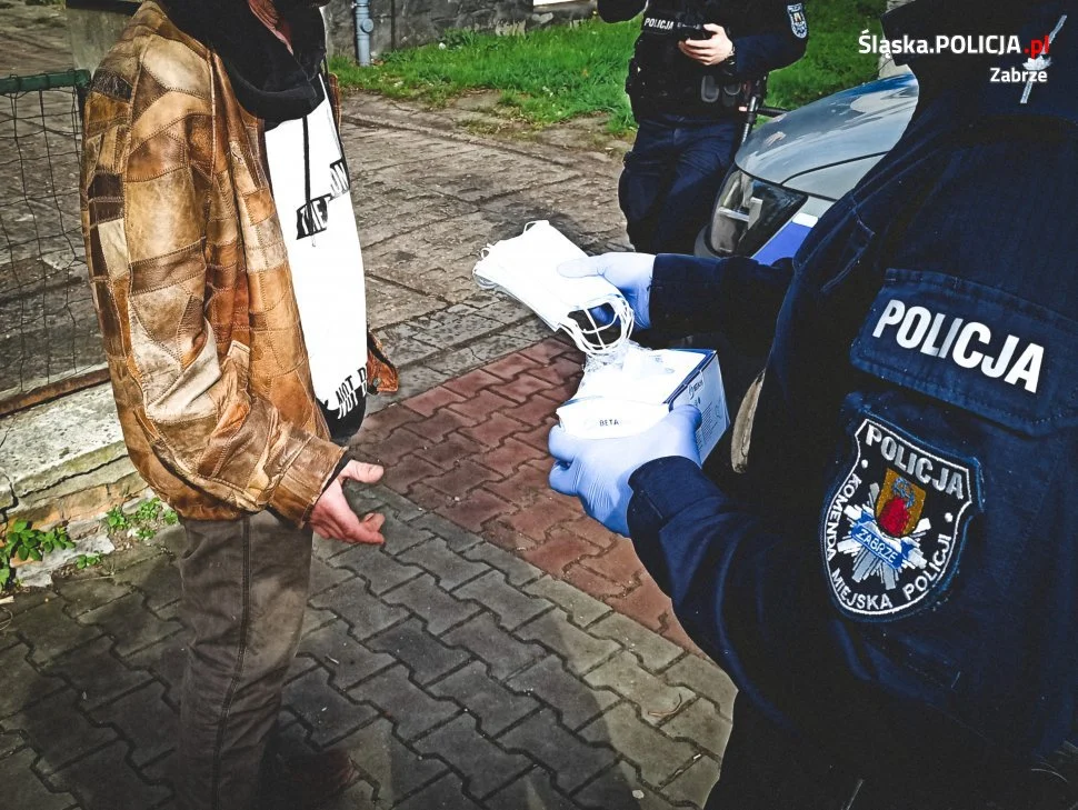Policjanci rozdawali maseczki podczas majówki