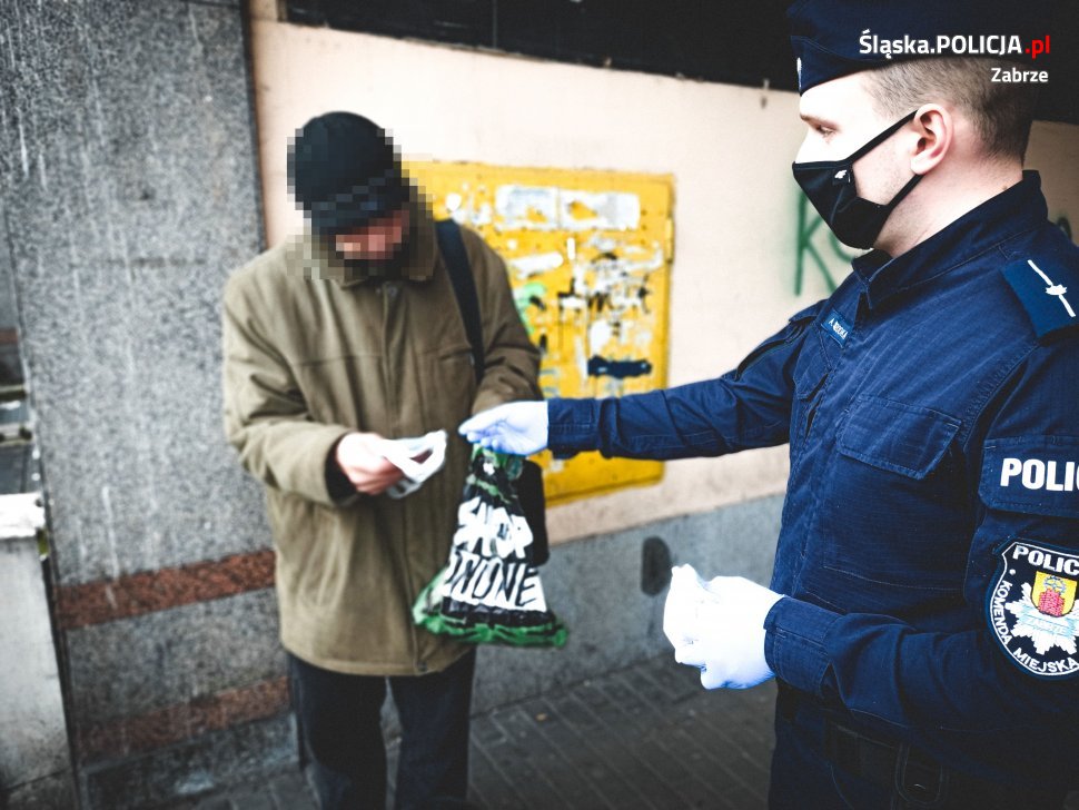 Policjanci rozdawali maseczki podczas majówki