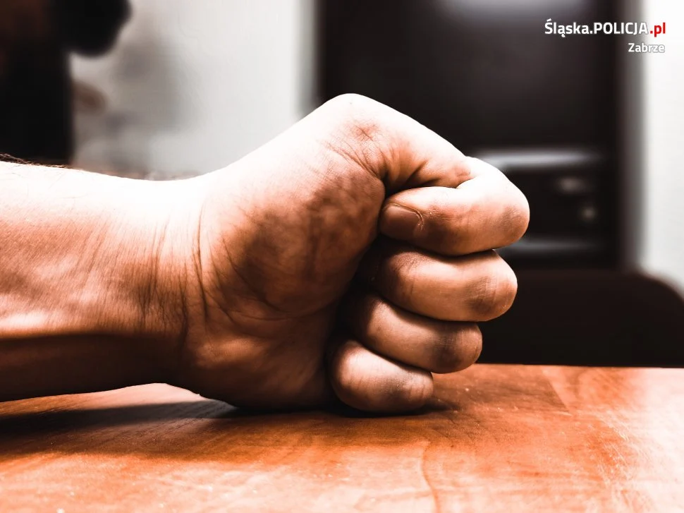 Przemoc w rodzinie – jak uzyskać pomoc policji?