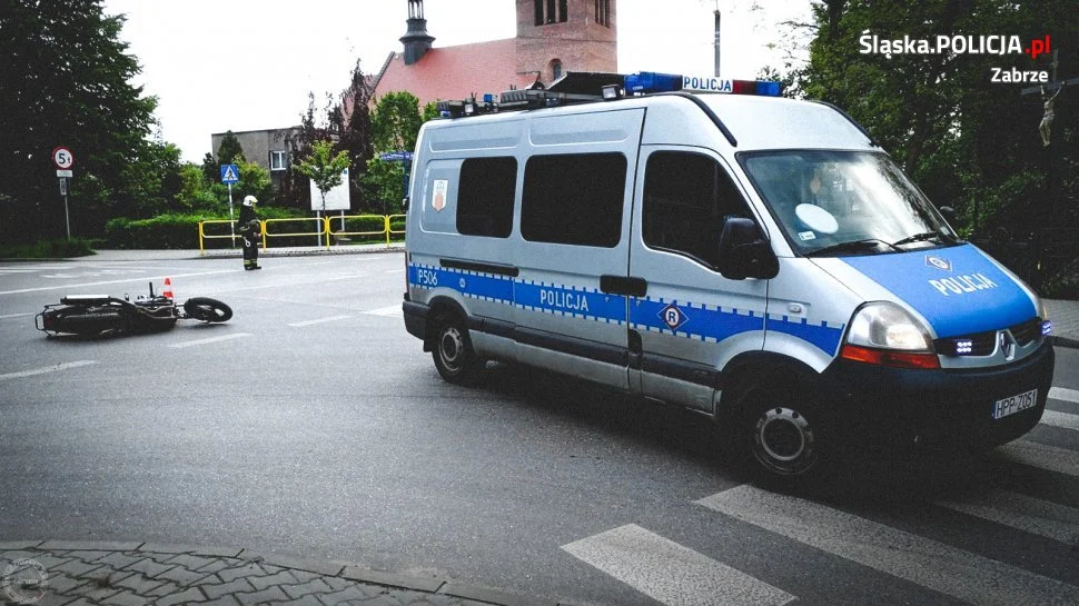 Pawłów: W wyniku zderzenia motocykla z osobówką kierowca jednośladu trafił do szpitala