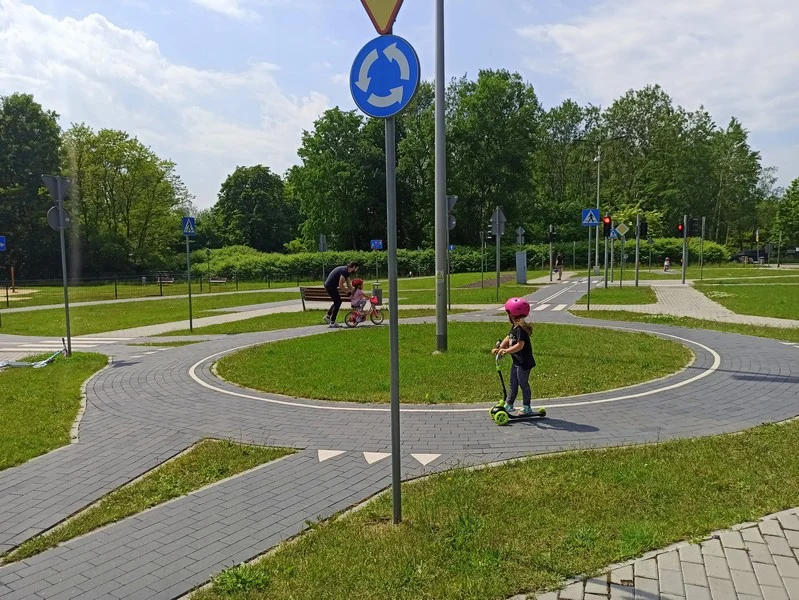 Miasteczko Ruchu Drogowego: Warto tu zajrzeć zanim ruszymy z dziećmi w trasę na rowerach