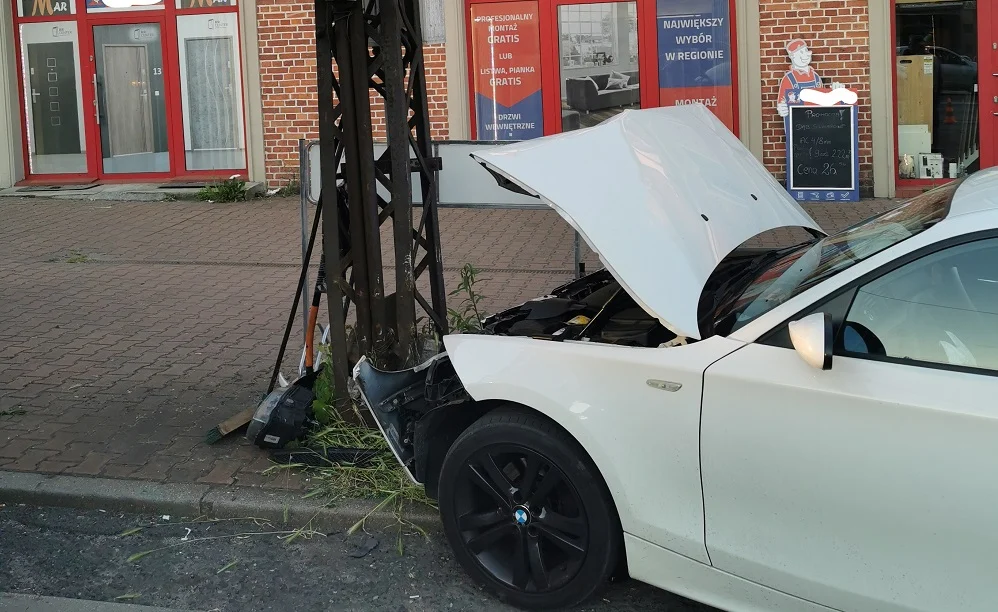 Groźna kolizja w Rudzie Śląskiej: Drift zakończył się na ulicznej latarni