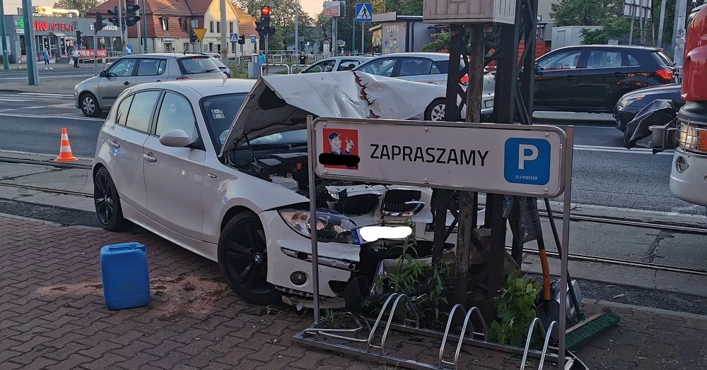 Groźna kolizja w Rudzie Śląskiej: Drift zakończył się na ulicznej latarni