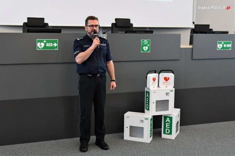 Rudzka policja dostała nowy defibrylator