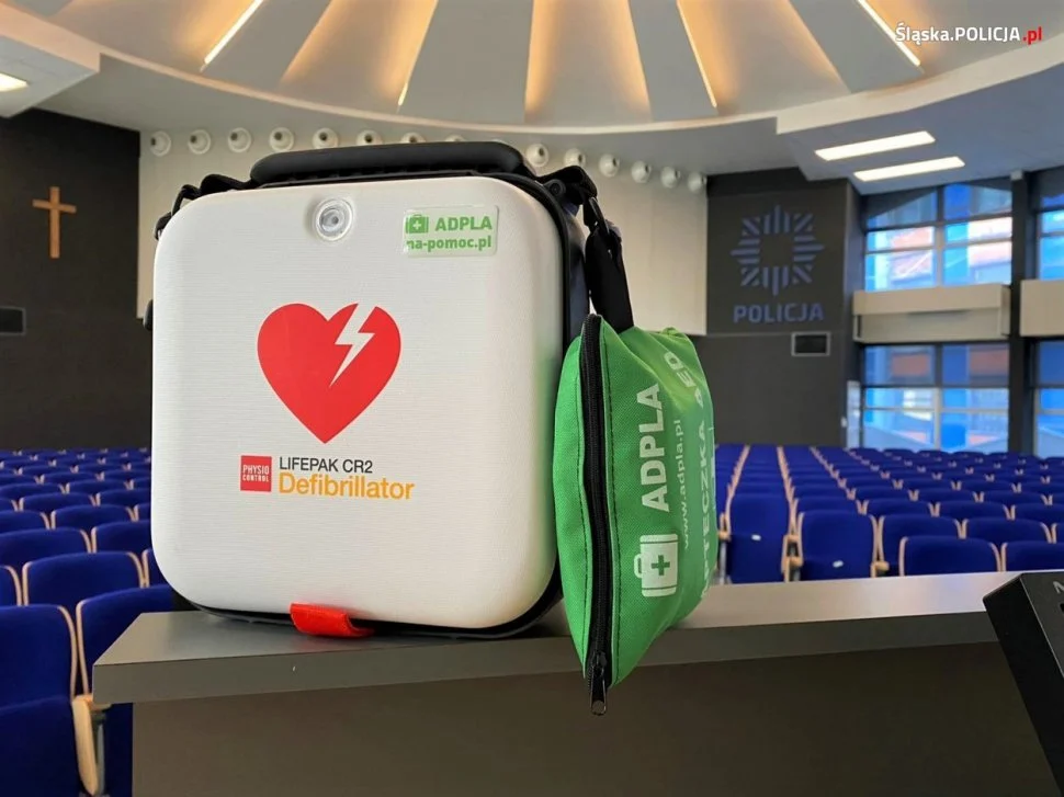 Rudzka policja dostała nowy defibrylator
