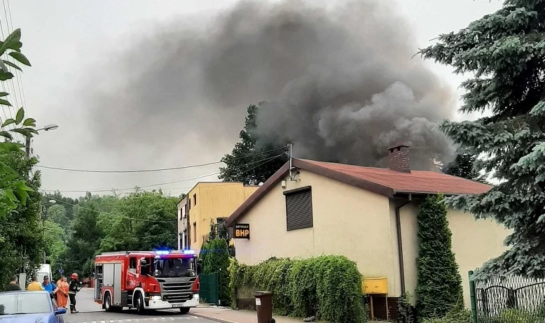 Pożar na terenie posesji w Halembie. Uszkodzone zostały 2 samochody