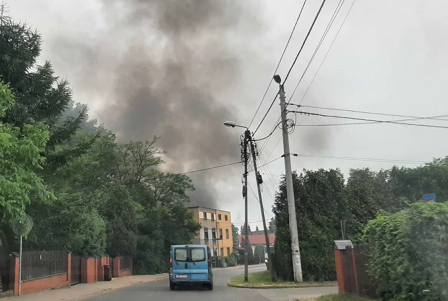 Pożar na terenie posesji w Halembie. Uszkodzone zostały 2 samochody