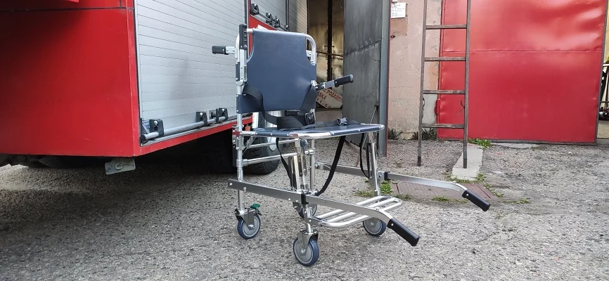 Mieszkańcy pomogli. Strażacy z OSP kupili specjalistyczne krzesełko transportowe