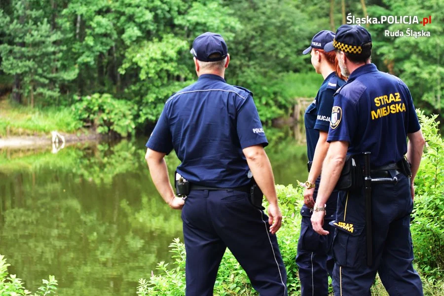 Bezpieczne wakacje 2021. Policjanci radzą - dbajmy o siebie i innych