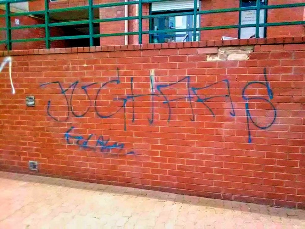 Z kolegą bazgrał sprayem po chodniku. Wandal z Pyskowic zatrzymany