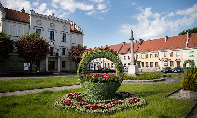 Przyszło lato, a z nim rzeźby kwiatowe i włączone fontanny
