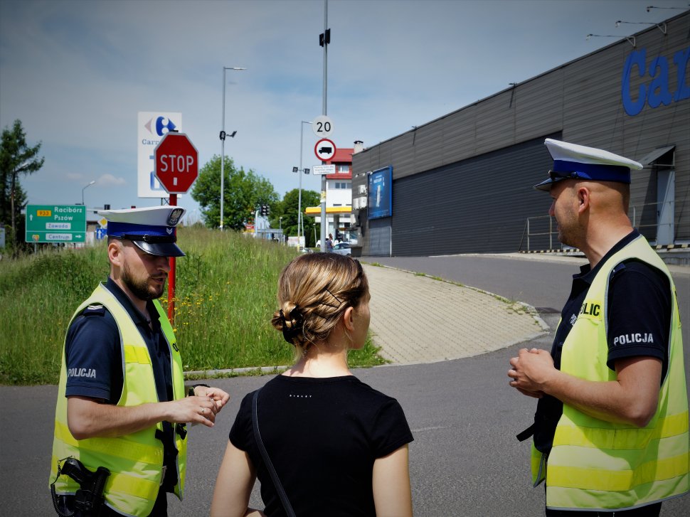 Policjanci sprawdzali wiedzę uczestników ruchu drogowego