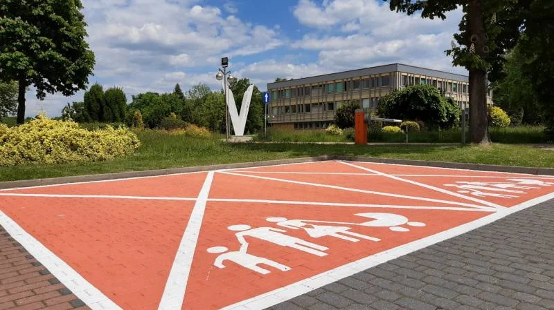 Różowe parkingi nie tylko dla mam