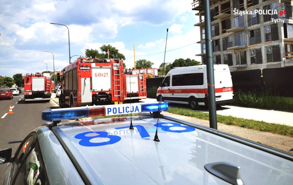 Policjanci zabezpieczali teren podczas działań ratowniczych na wysokości