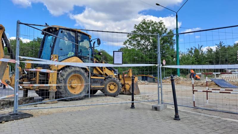 Kolejna faza rozbiórki wiaduktu, utrudnienia dla pasażerów i pieszych