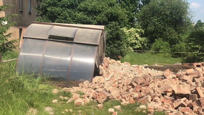 Przysypany zabytkowy samochód