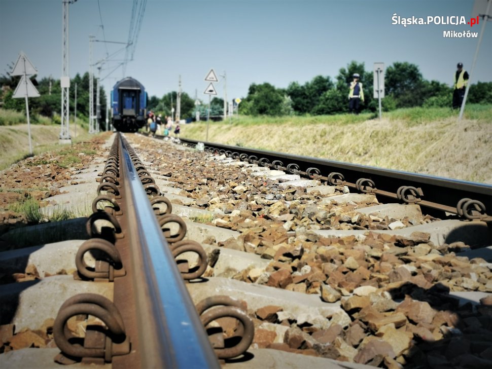 Tragedia na przejeździe kolejowym w Orzeszu. Pociąg śmiertelnie potrącił rowerzystkę