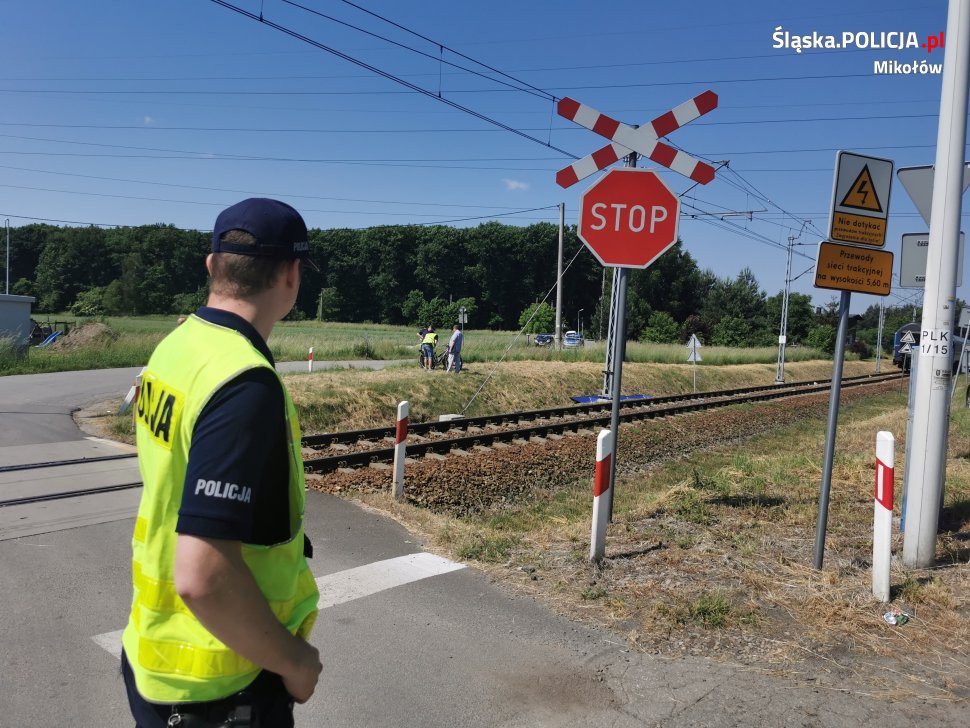 Tragedia na przejeździe kolejowym w Orzeszu. Pociąg śmiertelnie potrącił rowerzystkę