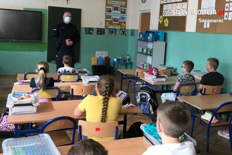 Policjanci uczą najmłodszych jak bezpiecznie wypoczywać w wakacje