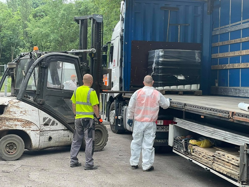 Milowice: Usunięto naczepę z niebezpiecznymi odpadami. Koszt? 220 tysięcy złotych!