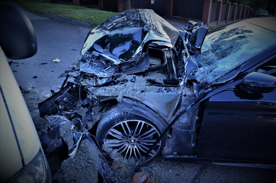 Nie zatrzymał się do kontroli. Podczas ucieczki zderzył się z innym pojazdem