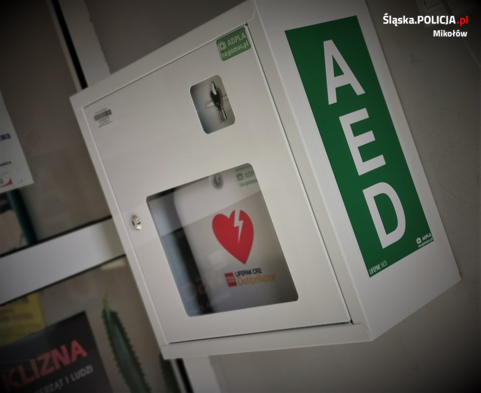 Automatyczny Defibrylator Zewnętrzny w mikołowskiej komendzie