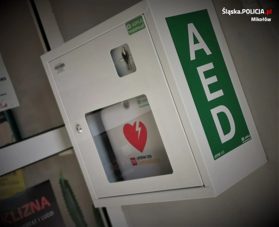 Automatyczny Defibrylator Zewnętrzny w mikołowskiej komendzie