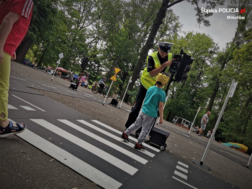 Policjanci na otwarciu mobilnego Parku Ruchu Drogowego