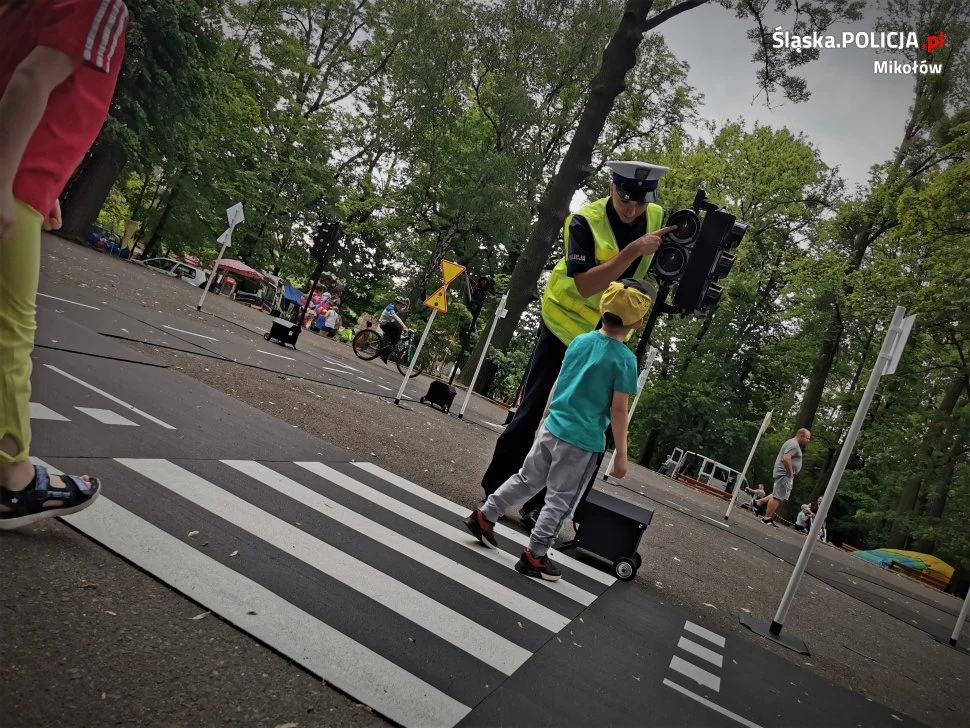 Policjanci na otwarciu mobilnego Parku Ruchu Drogowego