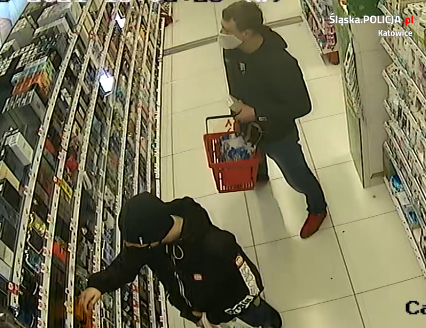 Publikujemy wizerunek podejrzewanych o kradzież perfum. Rozpoznajesz ich?