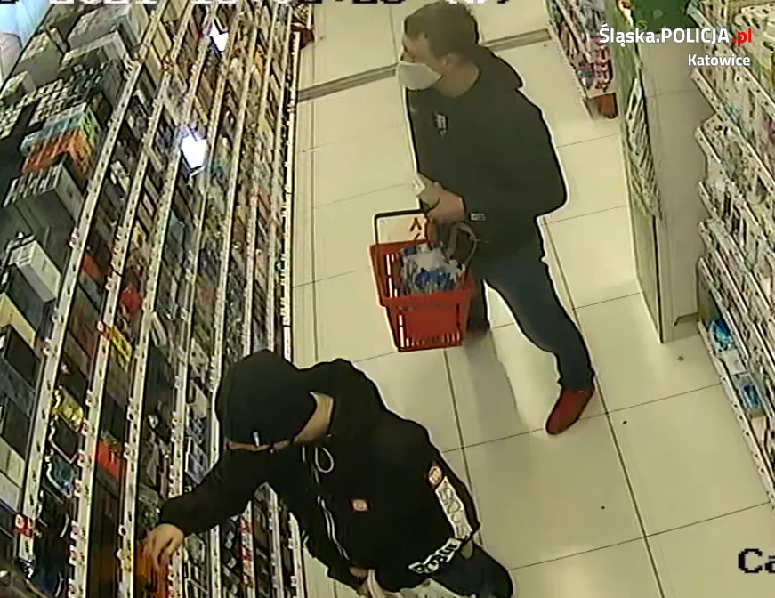 Publikujemy wizerunek podejrzewanych o kradzież perfum. Rozpoznajesz ich?