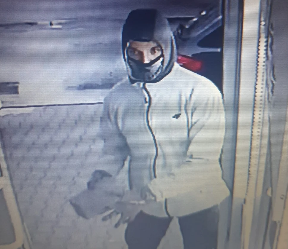 Usiłował ukraść złotą biżuterię. Rozpoznajesz go?