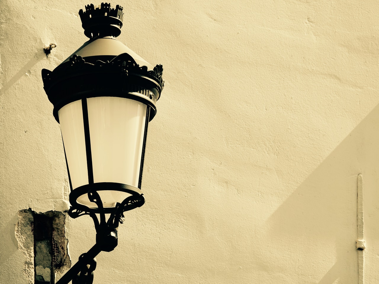 Miedziane kinkiety do każdej przestrzeni