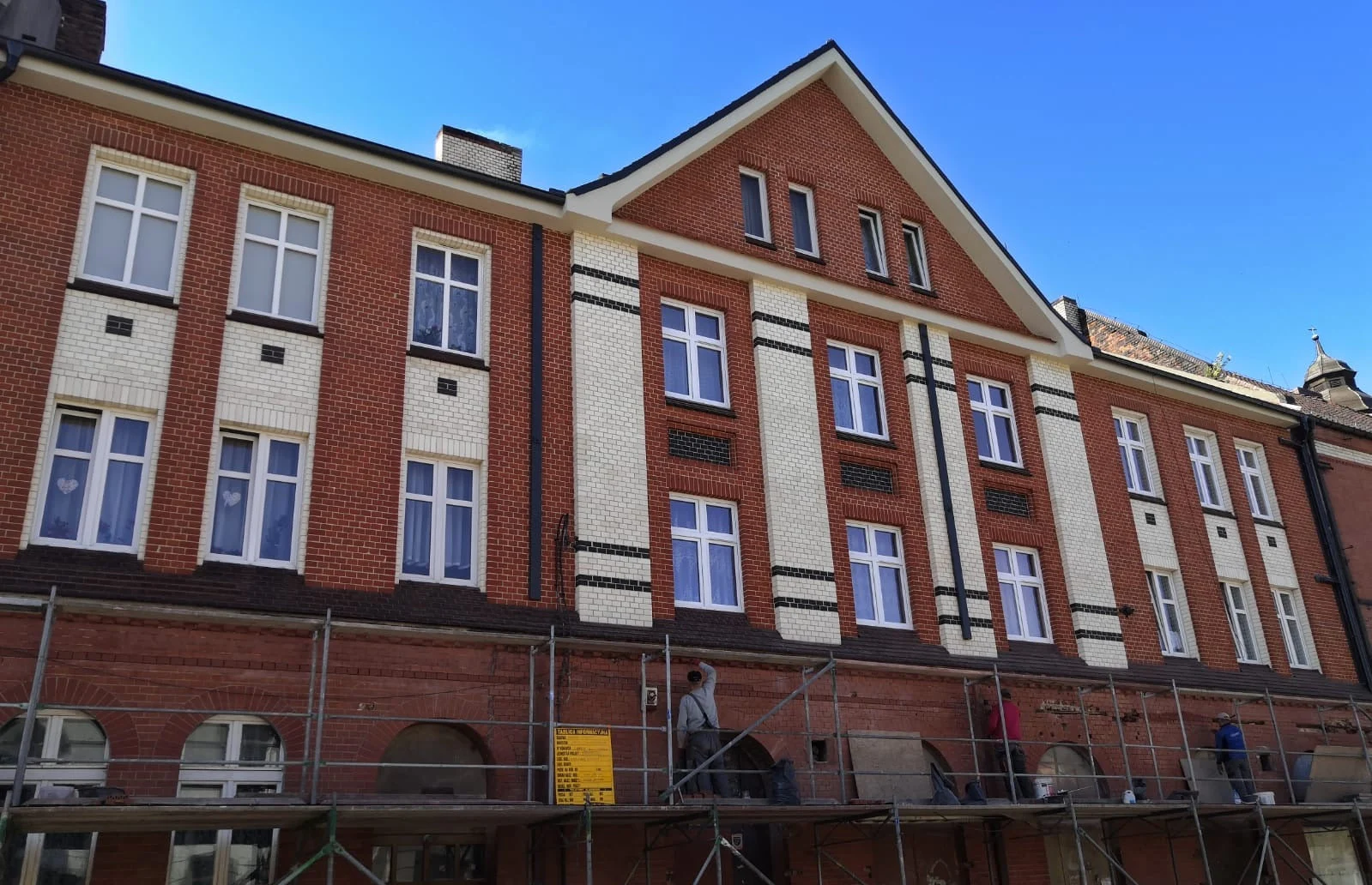 Metamorfoza budynku przy ul. Chorzowskiej 99 trwa w Lipinach. Niebawem zobaczymy efekty 