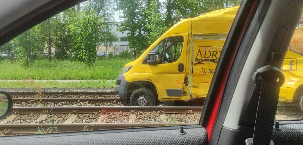 Samochód dostawczy zderzył się z tramwajem