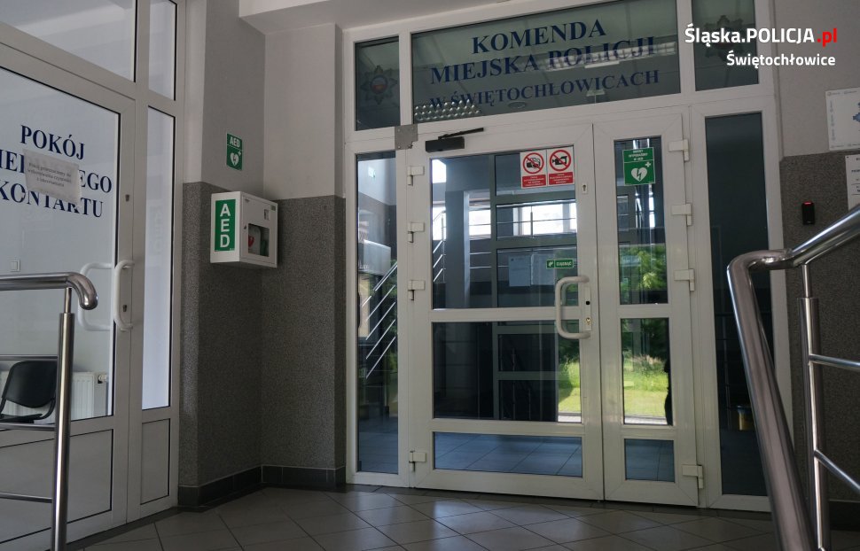 Defibrylator ratujący życie w świętochłowickiej komendzie