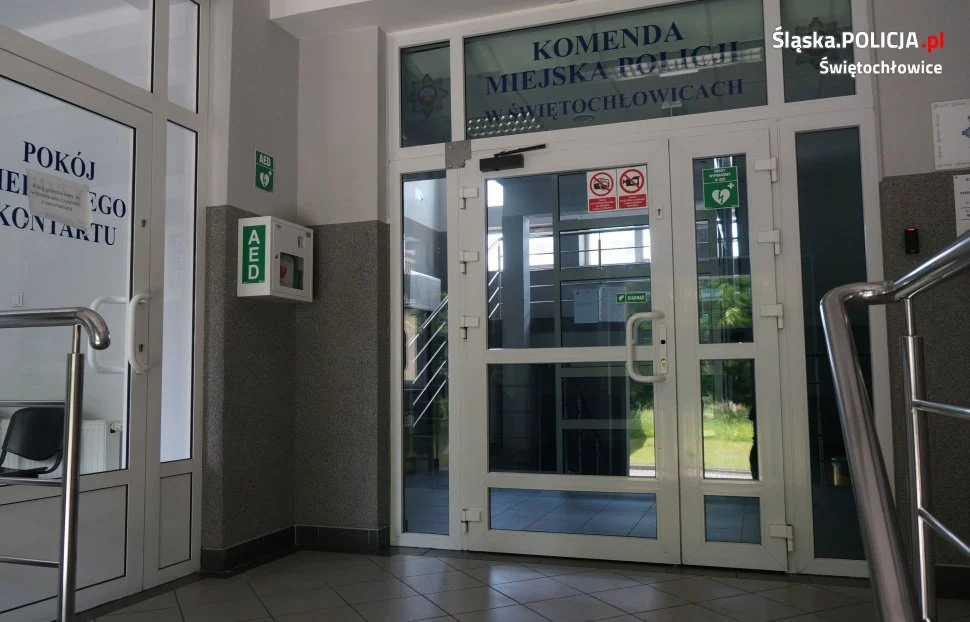 Defibrylator ratujący życie w świętochłowickiej komendzie